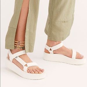 Teva Flatform Universal Sandals in White, size 7